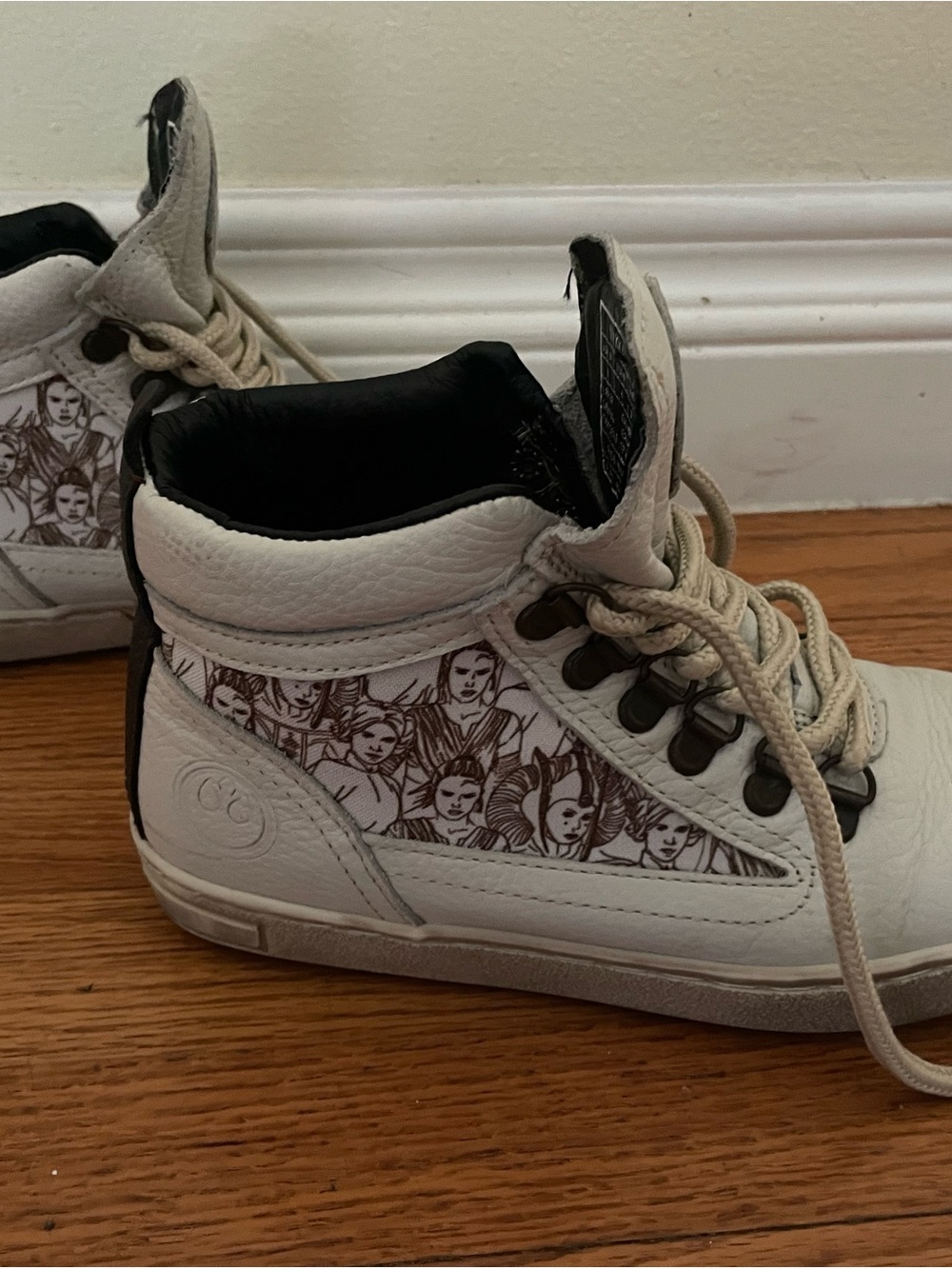 inkkas White High-Top  Sneakers with Illustrated Side Panelk